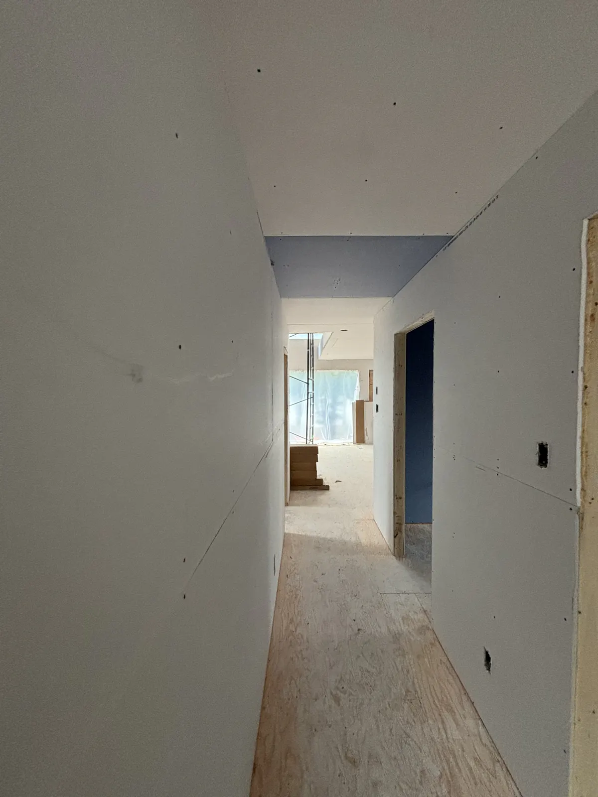Corridor en gypse dans une construction neuve