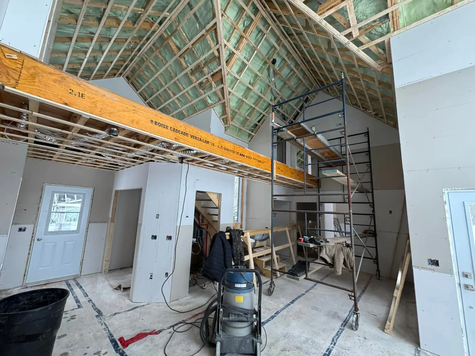 Future cuisine en aire ouverte d'une maison neuve, murs en gypse